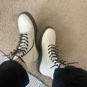 DR. MARTENS WOMENS SIZE 10 SHOES WHITE